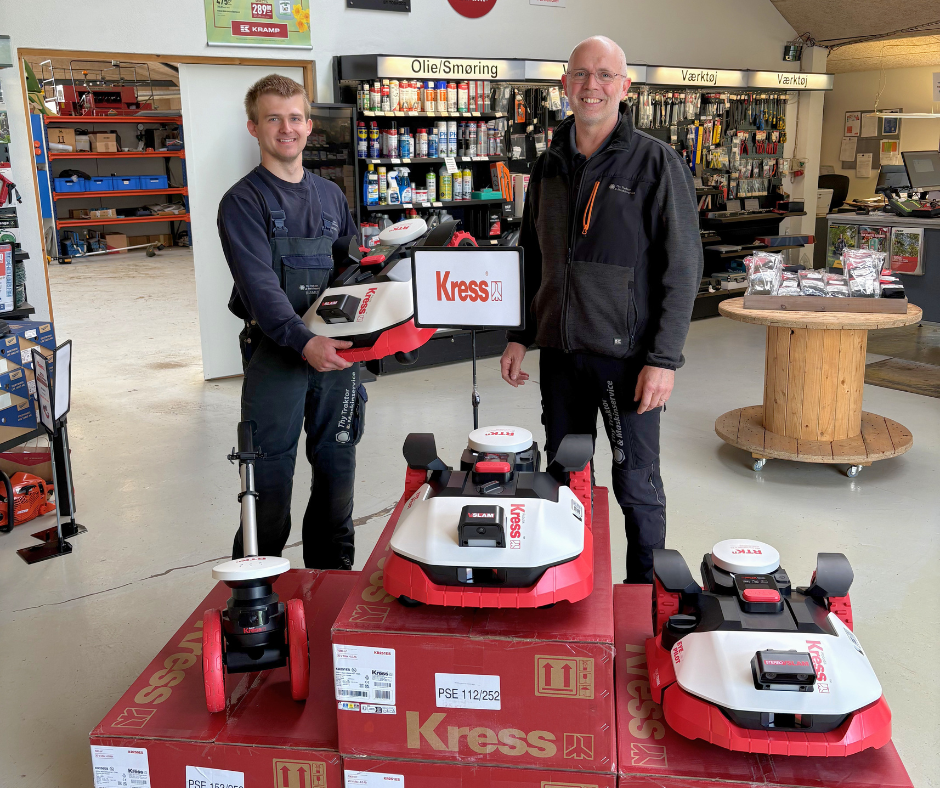 2 medarbejdere præsenterer Kress Robotplæneklippere.